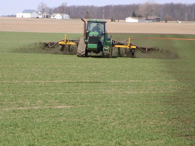 topdressing-wheat-with-liquid-swine-manure-no-till-farmer